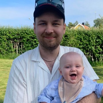 Patrick, grundare av Guldgrisen, med sin son